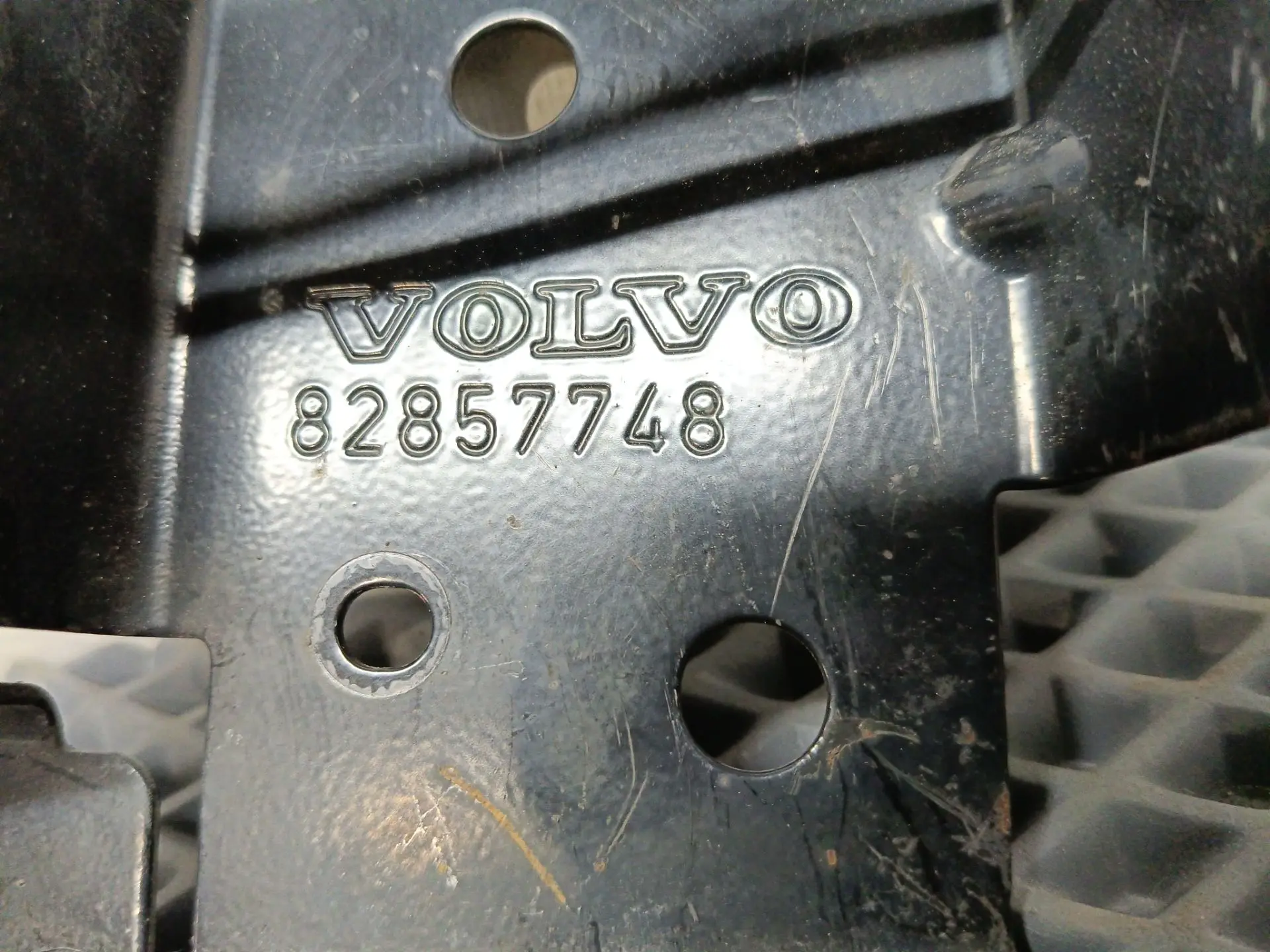 Кронштейн крепления ключа подъема кабины б/у для Volvo FH 4 - 2